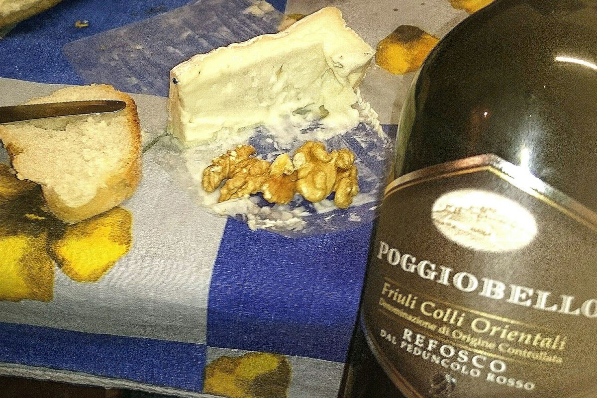 Alimentos básicos em italiano: pane, acqua, frutta e formaggio