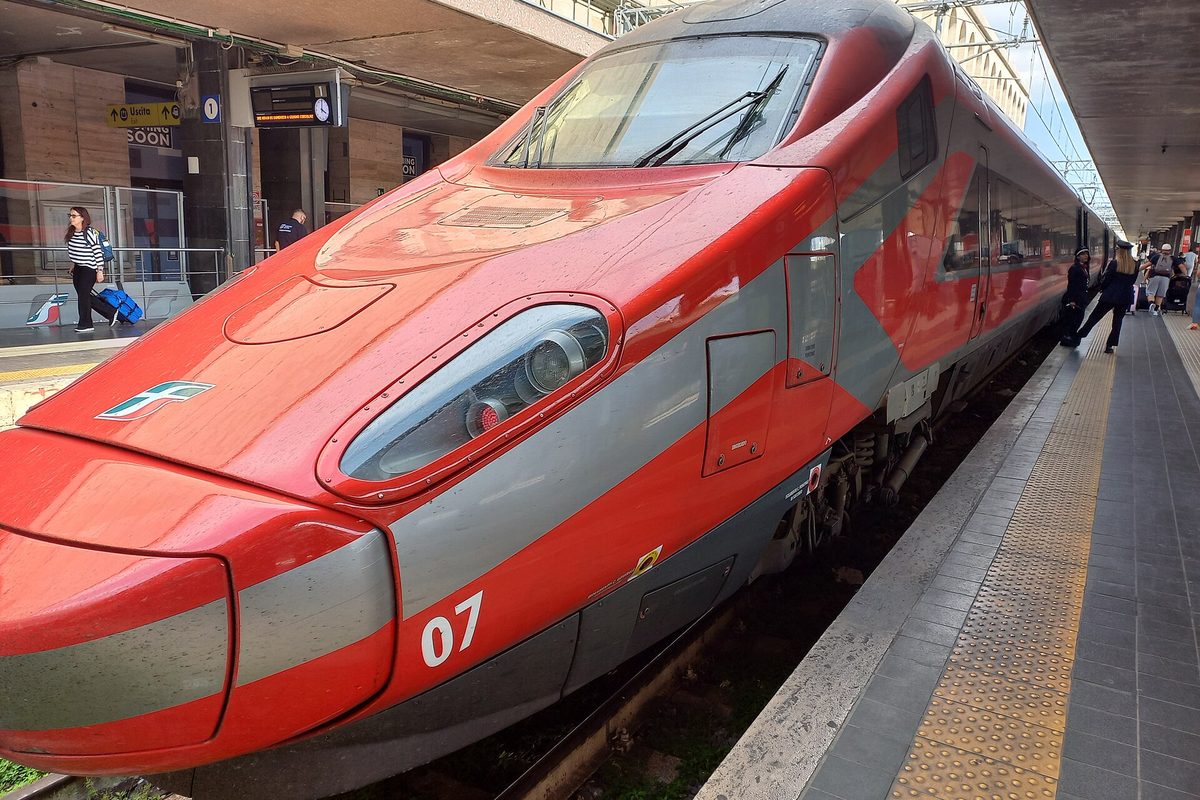 Comprando bilhete de trem: biglietto, binario e convalidare