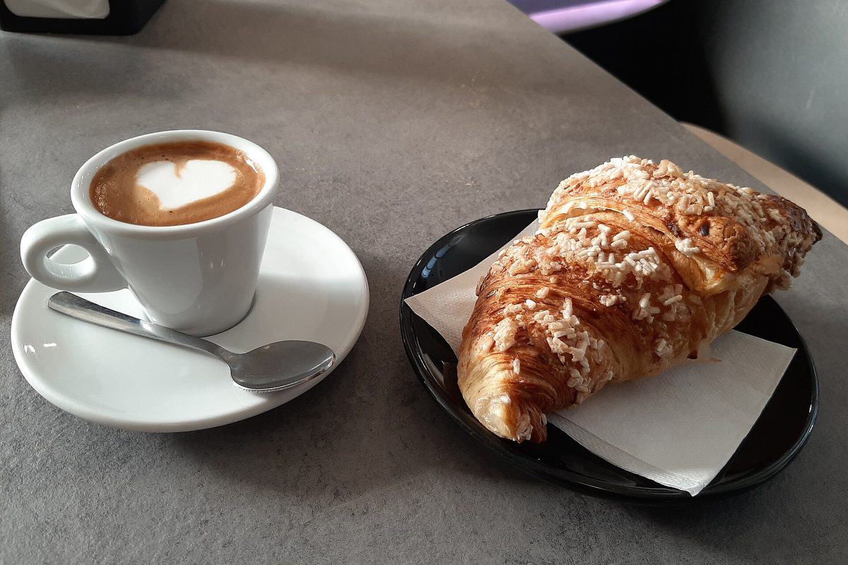 No bar italiano: caffè, cappuccino e cornetto no balcão
