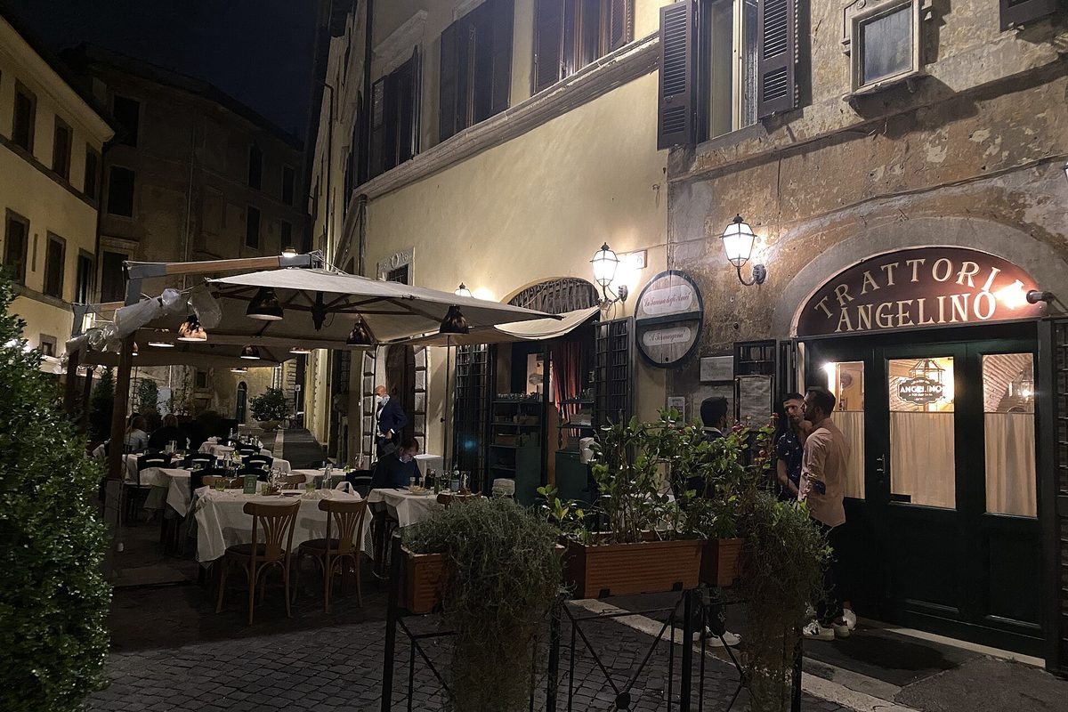 No restaurante: reservar, pedir e pagar a conta em italiano