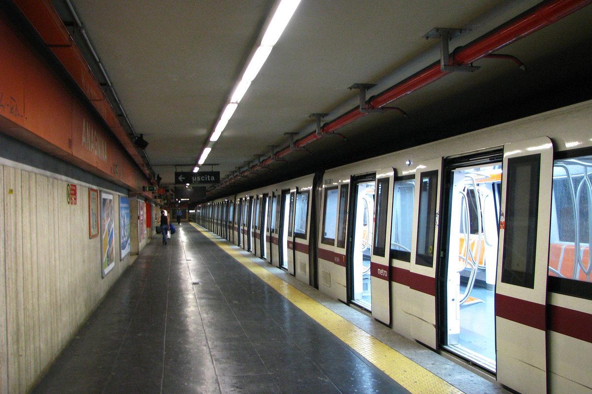 Ônibus, metrô e táxi: fermata, biglietto e prossima fermata
